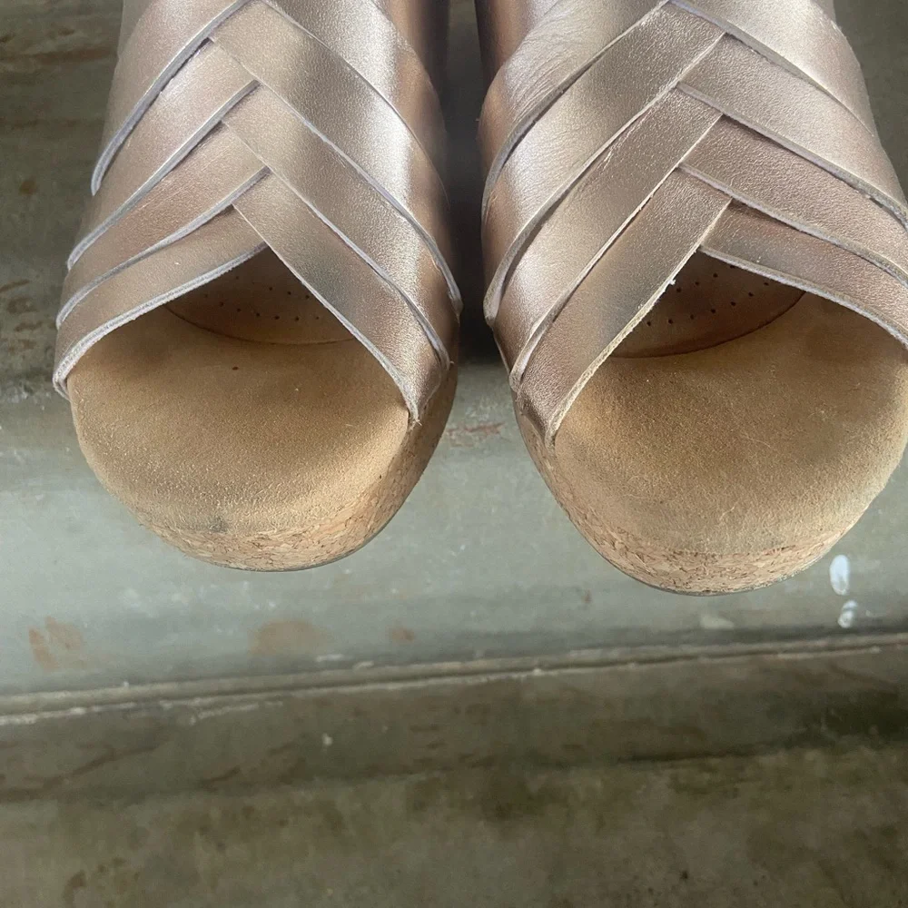 Clarks Giselle Ivy Metallic Rose Gold Cork Wedge Sandals - Picture 4 of 9